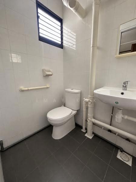 427 Ang Mo Kio Avenue 3, 427 Ang Mo Kio Avenue 3, 3 Bedrooms, 990 sqft, HDB Flat For Sale, by Emay Kok, 500241035 - Bathroom - PropertyGuru.com.sg