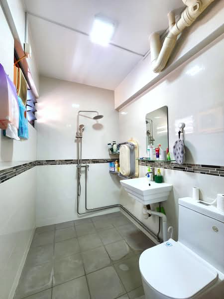 430 Jurong West Avenue 1, 430 Jurong West Avenue 1, 3 Bedrooms, 1,109 sqft, HDB Flat For Sale, by Shon Foong, 500241044 - Bathroom - PropertyGuru.com.sg