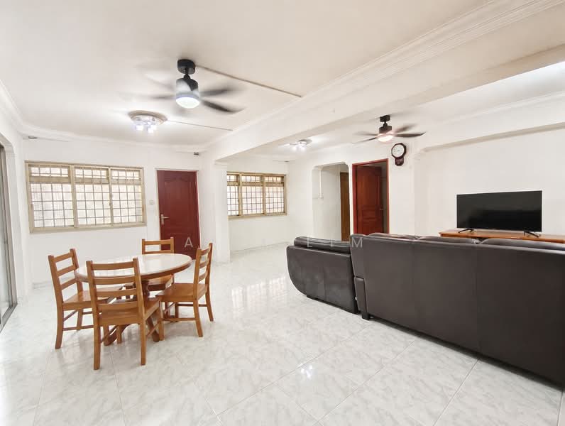739 Jurong West Street 73, 739 Jurong West Street 73, 3 Bedrooms, 1,355 sqft, HDB Flat For Sale, by Alex Lim, 500241084 - Living Room - PropertyGuru.com.sg