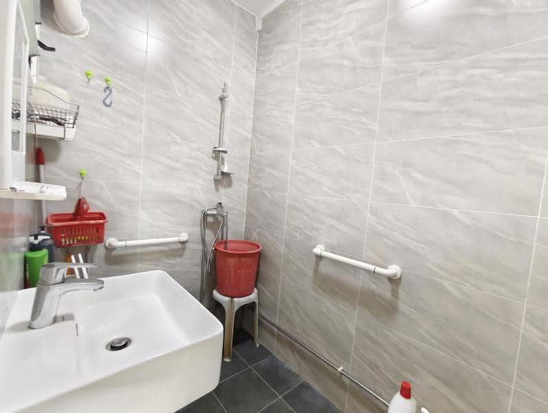 739 Jurong West Street 73, 739 Jurong West Street 73, 3 Bedrooms, 1,355 sqft, HDB Flat For Sale, by Alex Lim, 500241084 - Bathroom - PropertyGuru.com.sg
