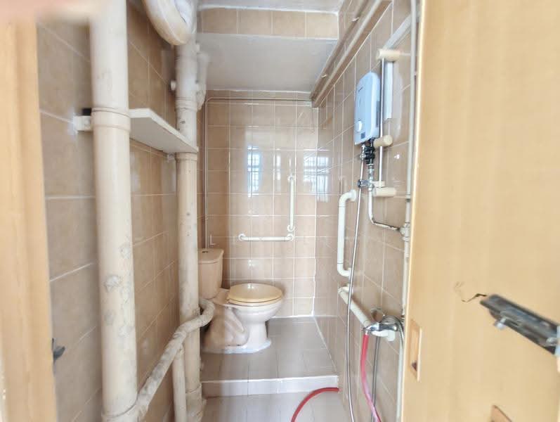 44 Bendemeer Road, 44 Bendemeer Road, 2 Bedrooms, 677 sqft, HDB Flat For Sale, by Alex Lim, 500241101 - Bathroom - PropertyGuru.com.sg