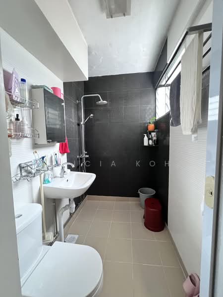 329 Bukit Batok Street 33, 329 Bukit Batok Street 33, Dairy Farm / Bukit Panjang / Choa Chu Kang, 3 Bedrooms, 1,313 sqft, HDB Flat For Sale, by Alicia Koh, 500241117 - Bathroom - PropertyGuru.com.sg