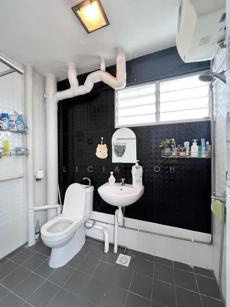 329 Bukit Batok Street 33, 329 Bukit Batok Street 33, Dairy Farm / Bukit Panjang / Choa Chu Kang, 3 Bedrooms, 1,313 sqft, HDB Flat For Sale, by Alicia Koh, 500241117 - Bathroom - PropertyGuru.com.sg