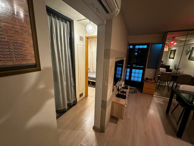 215 Boon Lay Place, 215 Boon Lay Place, 2 Bedrooms, 710 sqft, HDB Flat For Sale, by Alex Lim, 500241127 - Corridor - PropertyGuru.com.sg