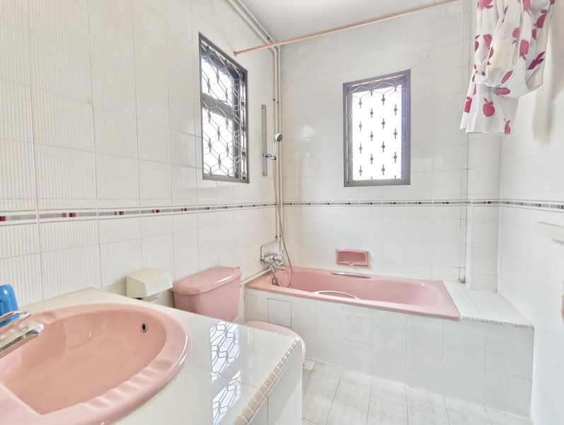 CORNER TERRACE TRURO RD FARRER PARK MRT CITY SQUARE MALL, Truro Road, 4 Bedrooms, 2,640 sqft, Corner Terrace For Sale, by Alex Lim, 500241161 - Bathroom - PropertyGuru.com.sg