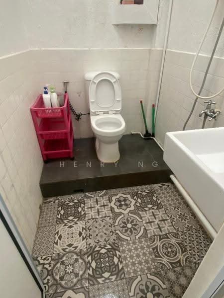 Kai Fook Mansion, 12 Kim Tian Road, Room Rental, 80 sqft, Walk-up Apartment For Rent, by Henry Ng, 500241195 - Bathroom - PropertyGuru.com.sg