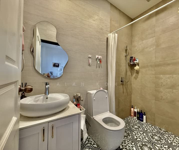 Semi-Detached at Telok Kurau. Tao Nan School. CHIJ Katong. Ngee Ann Primary, East Coast. Telok Kurau Road. Frankel Drive. Dunbar Walk. Coldstream Ave. Duku Rd. St Patrick's Rd, 4 Bedrooms, 1,800 sqft, Semi-Detached House For Sale, by Alan Koh, 500241238 - Bathroom - PropertyGuru.com.sg