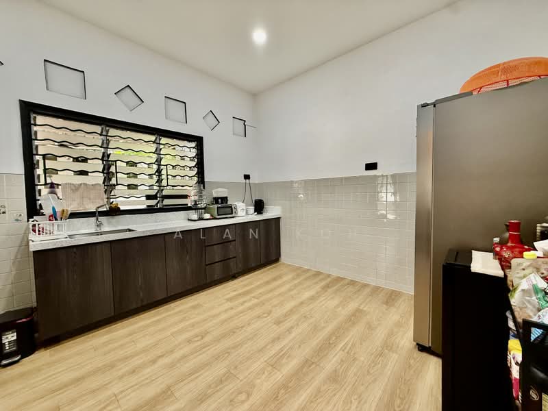 Semi-Detached at Telok Kurau. Tao Nan School. CHIJ Katong. Ngee Ann Primary, East Coast. Telok Kurau Road. Frankel Drive. Dunbar Walk. Coldstream Ave. Duku Rd. St Patrick's Rd, 4 Bedrooms, 1,800 sqft, Semi-Detached House For Sale, by Alan Koh, 500241238 - Kitchen - PropertyGuru.com.sg