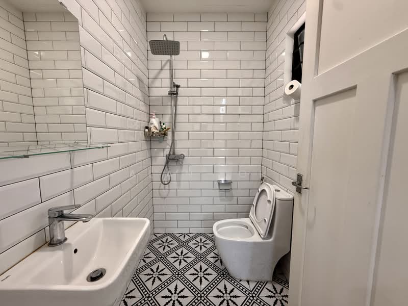 Semi-Detached at Telok Kurau. Tao Nan School. CHIJ Katong. Ngee Ann Primary, East Coast. Telok Kurau Road. Frankel Drive. Dunbar Walk. Coldstream Ave. Duku Rd. St Patrick's Rd, 4 Bedrooms, 1,800 sqft, Semi-Detached House For Sale, by Alan Koh, 500241238 - Bathroom - PropertyGuru.com.sg