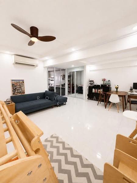 379 Clementi Avenue 5, 379 Clementi Avenue 5, Buona Vista / West Coast / Clementi New Town, 2 Bedrooms, 882 sqft, HDB Flat For Sale, by Roy Ezra Koh, 500241267 - Living Room - PropertyGuru.com.sg