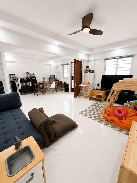 379 Clementi Avenue 5, 379 Clementi Avenue 5, Buona Vista / West Coast / Clementi New Town, 2 Bedrooms, 882 sqft, HDB Flat For Sale, by Roy Ezra Koh, 500241267 - Living Room - PropertyGuru.com.sg