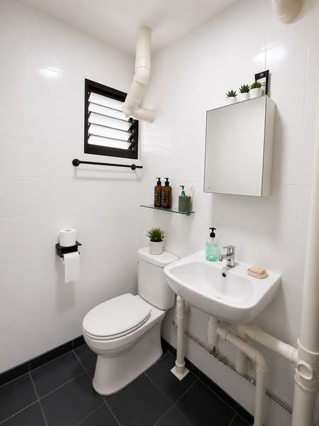 379 Clementi Avenue 5, 379 Clementi Avenue 5, Buona Vista / West Coast / Clementi New Town, 2 Bedrooms, 882 sqft, HDB Flat For Sale, by Roy Ezra Koh, 500241267 - Bathroom - PropertyGuru.com.sg