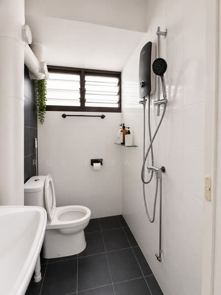 379 Clementi Avenue 5, 379 Clementi Avenue 5, Buona Vista / West Coast / Clementi New Town, 2 Bedrooms, 882 sqft, HDB Flat For Sale, by Roy Ezra Koh, 500241267 - Bathroom - PropertyGuru.com.sg