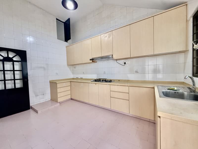 Semi-D near Kovan MRT. Mall. Banks. Eateries. Market, Kovan Rd. Highline Rd. Richard’s Ave. Flower Rd. Glasglow. Palm Grove, 5 Bedrooms, 2,000 sqft, Semi-Detached House For Rent, by Alan Koh, 500241270 - Kitchen - PropertyGuru.com.sg