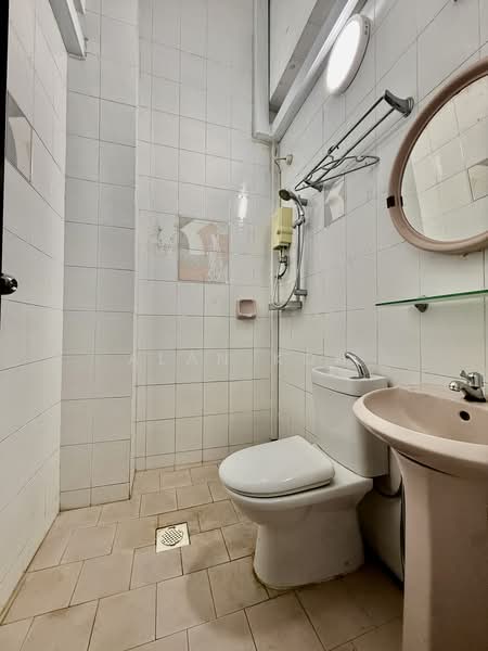 Semi-D near Kovan MRT. Mall. Banks. Eateries. Market, Kovan Rd. Highline Rd. Richard’s Ave. Flower Rd. Glasglow. Palm Grove, 5 Bedrooms, 2,000 sqft, Semi-Detached House For Rent, by Alan Koh, 500241270 - Bathroom - PropertyGuru.com.sg