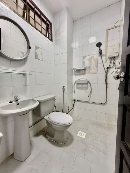 Semi-D near Kovan MRT. Mall. Banks. Eateries. Market, Kovan Rd. Highline Rd. Richard’s Ave. Flower Rd. Glasglow. Palm Grove, 5 Bedrooms, 2,000 sqft, Semi-Detached House For Rent, by Alan Koh, 500241270 - Bathroom - PropertyGuru.com.sg
