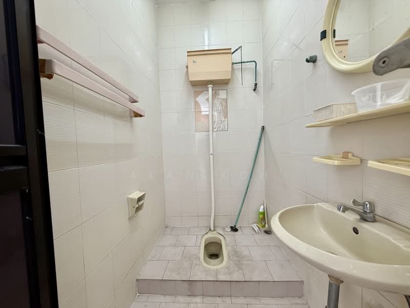 Semi-D near Kovan MRT. Mall. Banks. Eateries. Market, Kovan Rd. Highline Rd. Richard’s Ave. Flower Rd. Glasglow. Palm Grove, 5 Bedrooms, 2,000 sqft, Semi-Detached House For Rent, by Alan Koh, 500241270 - Bathroom - PropertyGuru.com.sg