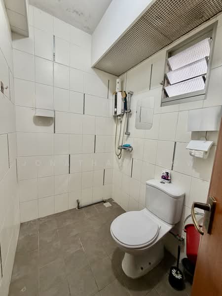 21 Teban Gardens Road, 21 Teban Gardens Road, Room Rental, 150 sqft, HDB Flat For Rent, by Jonathan Yeow, 500241283 - Bathroom - PropertyGuru.com.sg