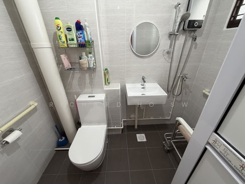 295 Choa Chu Kang Avenue 2, 295 Choa Chu Kang Avenue 2, 3 Bedrooms, 1,119 sqft, HDB Flat For Sale, by Richard Ho SW, 500241291 - Bathroom - PropertyGuru.com.sg