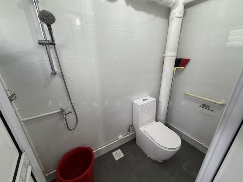 295 Choa Chu Kang Avenue 2, 295 Choa Chu Kang Avenue 2, 3 Bedrooms, 1,119 sqft, HDB Flat For Sale, by Richard Ho SW, 500241291 - Bathroom - PropertyGuru.com.sg
