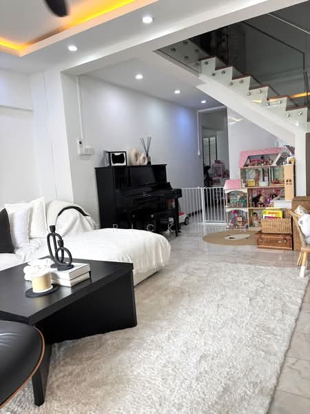 340 Jurong East Avenue 1, 340 Jurong East Avenue 1, 3 Bedrooms, 1,485 sqft, HDB Flat For Sale, by Patrick Tan, 500241304 - Living Room - PropertyGuru.com.sg