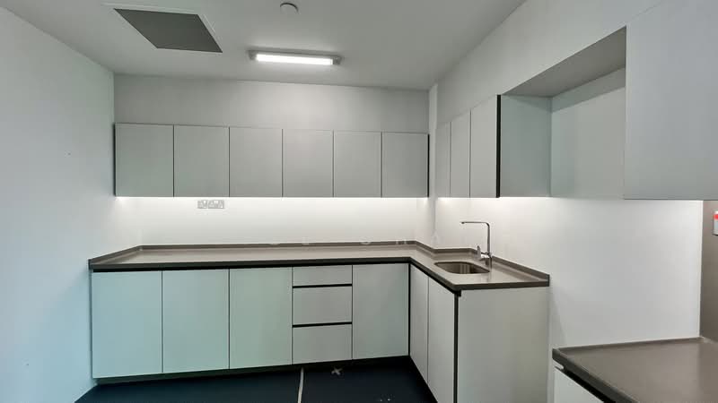 Hub Synergy Point, 70 Anson Road, Chinatown / Tanjong Pagar, 2,668 sqft, Office For Rent, by Elize Chang, 500241349 - Pantry fitted with fridge and microwave - CommercialGuru.com.sg