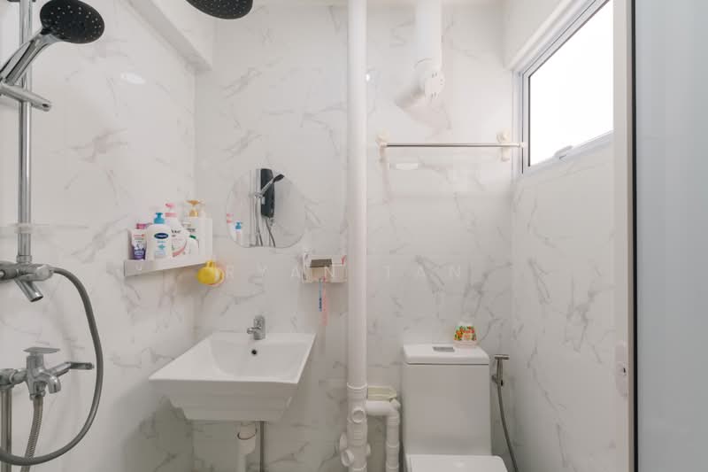 235 Yishun Street 21, 235 Yishun Street 21, 2 Bedrooms, 721 sqft, HDB Flat For Sale, by Ryan Tan, 500241352 - Bathroom - PropertyGuru.com.sg
