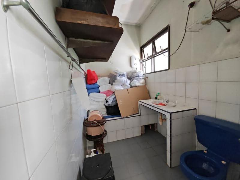 Rebuild Your Dream Semi D Home, Rare Squarish Land Plot, Wide Frontage D16, Jalan Pari Burong / Jalan Chempaka Kuning / Jalan Pergam / Jalan Kemaman / Jalan Usaha / Jalan Haji Alias / Jalan Senang / Swan Lake Avenue / Fidelio Street / Aida Street / Jalan Bangsawan, 6 Bedrooms, 4,000 sqft, Semi-Detached House For Sale, by Jeff Tee (尚洋）, 500241429 - Bathroom - PropertyGuru.com.sg