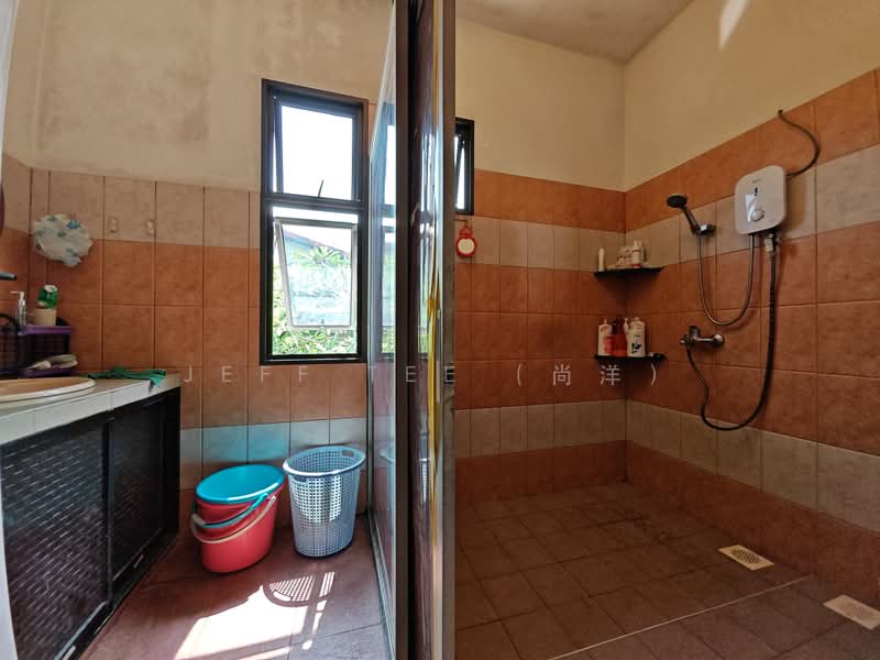 Rebuild Your Dream Semi D Home, Rare Squarish Land Plot, Wide Frontage D16, Jalan Pari Burong / Jalan Chempaka Kuning / Jalan Pergam / Jalan Kemaman / Jalan Usaha / Jalan Haji Alias / Jalan Senang / Swan Lake Avenue / Fidelio Street / Aida Street / Jalan Bangsawan, 6 Bedrooms, 4,000 sqft, Semi-Detached House For Sale, by Jeff Tee (尚洋）, 500241429 - Bathroom - PropertyGuru.com.sg