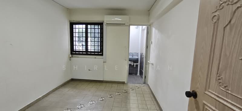 542 Ang Mo Kio Avenue 10, 542 Ang Mo Kio Avenue 10, 2 Bedrooms, 732 sqft, HDB Flat For Sale, by Shirley Tan, 500241434 - Current Master Bedroom  - PropertyGuru.com.sg