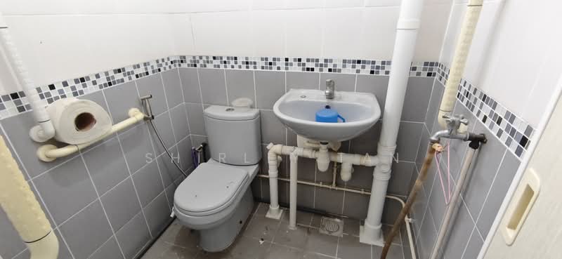 542 Ang Mo Kio Avenue 10, 542 Ang Mo Kio Avenue 10, 2 Bedrooms, 732 sqft, HDB Flat For Sale, by Shirley Tan, 500241434 - Current Master Bathroom - PropertyGuru.com.sg