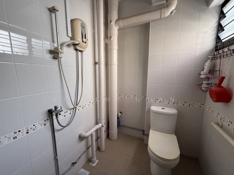 135 Potong Pasir Avenue 3, 135 Potong Pasir Avenue 3, 3 Bedrooms, 1,108 sqft, HDB Flat For Sale, by Vincent Chan, 500241452 - Bathroom - PropertyGuru.com.sg