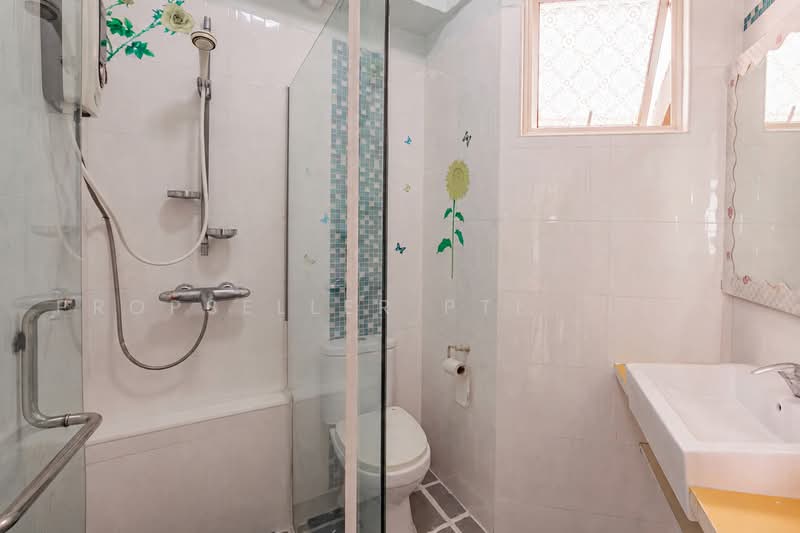 Summerdale, 6 Boon Lay Drive, 3 Bedrooms, 2,271 sqft, Condominium For Sale, by Kit Toh, 500241523 - Bathroom - PropertyGuru.com.sg
