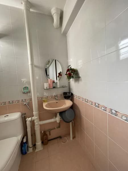 330 Clementi Avenue 2, 330 Clementi Avenue 2, 2 Bedrooms, 721 sqft, HDB Flat For Sale, by Hana Mohd, 500241540 - Bathroom - PropertyGuru.com.sg