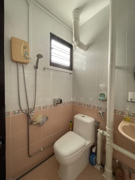 330 Clementi Avenue 2, 330 Clementi Avenue 2, 2 Bedrooms, 721 sqft, HDB Flat For Sale, by Hana Mohd, 500241540 - Bathroom - PropertyGuru.com.sg
