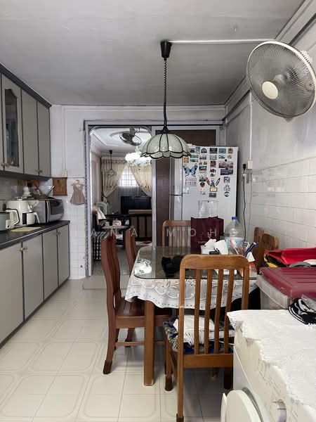 330 Clementi Avenue 2, 330 Clementi Avenue 2, 2 Bedrooms, 721 sqft, HDB Flat For Sale, by Hana Mohd, 500241540 - Kitchen - PropertyGuru.com.sg