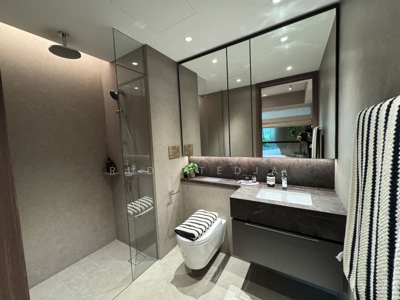 Cliveden at Grange, 100 Grange Road, Tanglin / Holland / Bukit Timah, 3 Bedrooms, 4,392 sqft, Condominium For Sale, by Rudy Tedja, 500241541 - Bathroom - PropertyGuru.com.sg