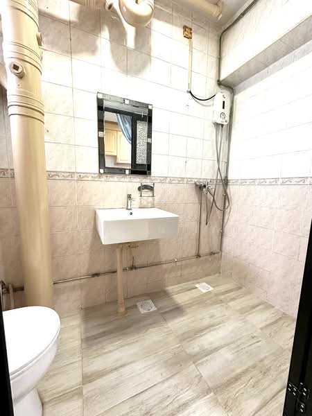 275C Jurong West Street 25, 275C Jurong West Street 25, 3 Bedrooms, 969 sqft, HDB Flat For Sale, by Clarin Tan, 500241557 - Bathroom - PropertyGuru.com.sg
