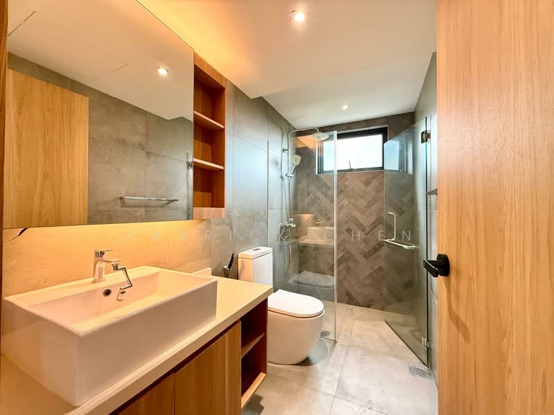 Surin Villas, Upper Serangoon Road, 6 Bedrooms, 3,800 sqft, Semi-Detached House For Sale, by Harrick Chen, 500241600 - Bathroom - PropertyGuru.com.sg