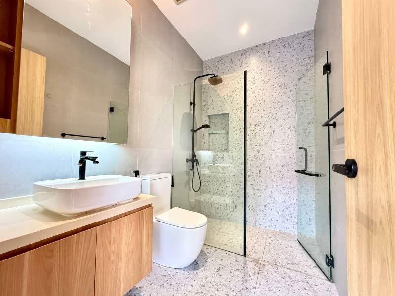 Surin Villas, Upper Serangoon Road, 6 Bedrooms, 3,800 sqft, Semi-Detached House For Sale, by Harrick Chen, 500241600 - Bathroom - PropertyGuru.com.sg