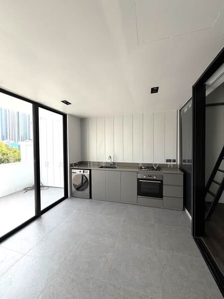 One-bedroom baby penthouse at Horne Rd, , 1 Bedroom, 980 sqft, Walk-up Apartment For Rent, by Rachel Koh, 500241659 - Kitchen - PropertyGuru.com.sg