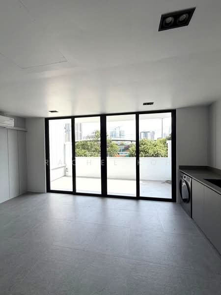 One-bedroom baby penthouse at Horne Rd, , 1 Bedroom, 980 sqft, Walk-up Apartment For Rent, by Rachel Koh, 500241659 - Balcony - PropertyGuru.com.sg
