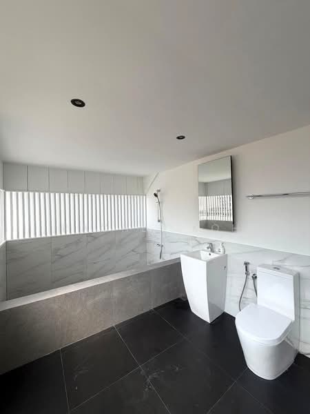 One-bedroom baby penthouse at Horne Rd, , 1 Bedroom, 980 sqft, Walk-up Apartment For Rent, by Rachel Koh, 500241659 - Bathroom - PropertyGuru.com.sg