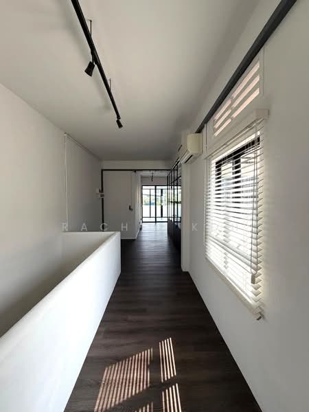 One-bedroom baby penthouse at Horne Rd, , 1 Bedroom, 980 sqft, Walk-up Apartment For Rent, by Rachel Koh, 500241659 - Corridor - PropertyGuru.com.sg