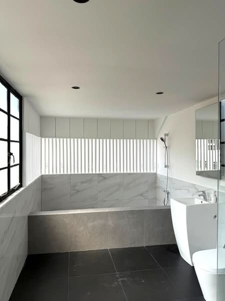 One-bedroom baby penthouse at Horne Rd, , 1 Bedroom, 980 sqft, Walk-up Apartment For Rent, by Rachel Koh, 500241659 - Bathroom - PropertyGuru.com.sg