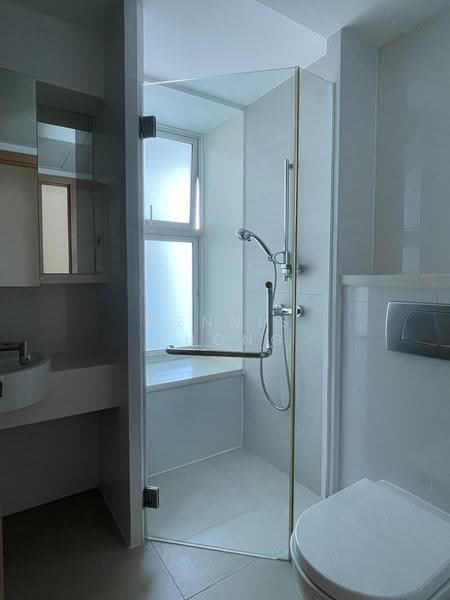 Parc Emily, 7 Mount Emily Road, 2 Bedrooms, 904 sqft, Condominium For Rent, by Dennis Chong, 500241709 - Bathroom - PropertyGuru.com.sg