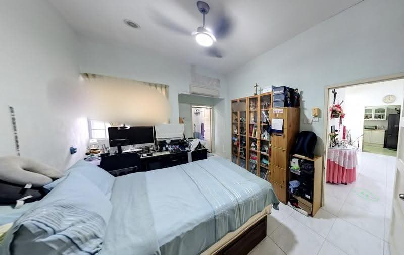 Single Storey Home @ Borthwick Serangoon Gardens, Hougang / Punggol / Sengkang, 3 Bedrooms, 1,500 sqft, Terraced House For Rent, by Marc Lee, 500241744 - Bedroom - PropertyGuru.com.sg