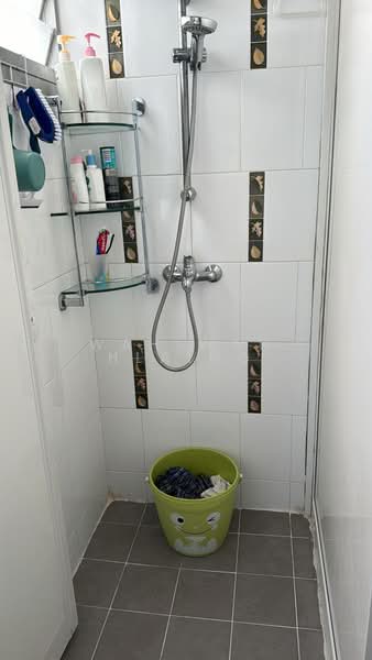 416 Clementi Avenue 1, 416 Clementi Avenue 1, Room Rental, 300 sqft, HDB Flat For Rent, by Wah Wah Hlaing, 500241761 - Bathroom - PropertyGuru.com.sg