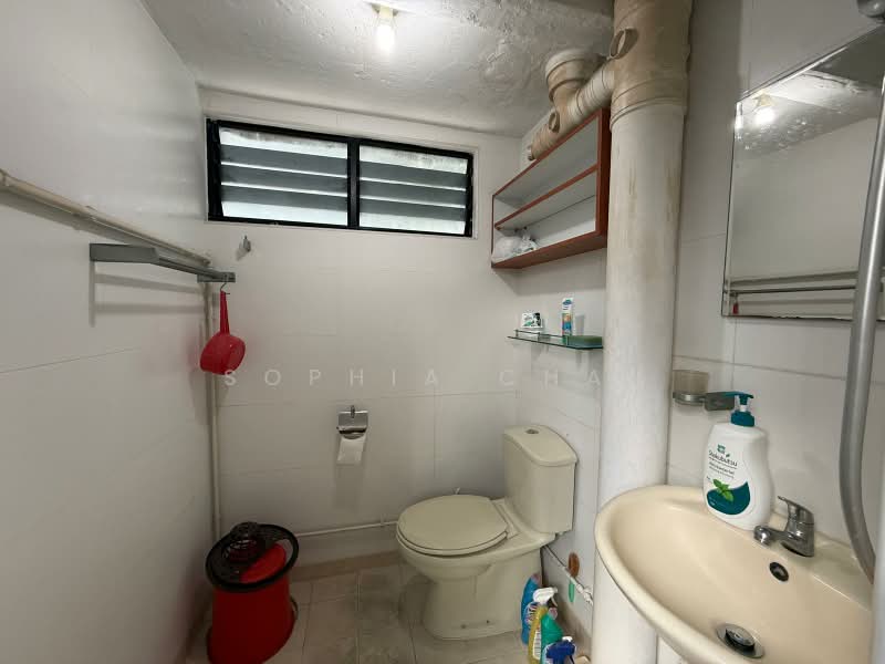 223 Ang Mo Kio Avenue 1, 223 Ang Mo Kio Avenue 1, 2 Bedrooms, 721 sqft, HDB Flat For Sale, by Sophia Chai, 500241813 - Bathroom - PropertyGuru.com.sg