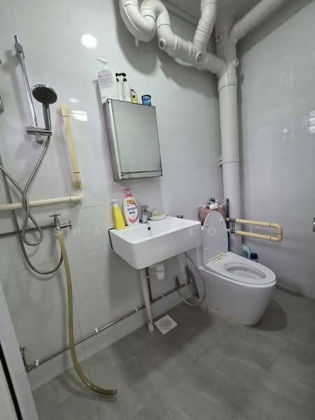 113 Lorong 3 Geylang, 113 Lorong 3 Geylang, 3 Bedrooms, 1,130 sqft, HDB Flat For Sale, by Sharon Looi, 500241824 - Bathroom - PropertyGuru.com.sg